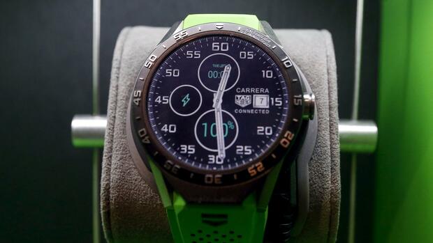 Invece di un movimento meccanico, un chip di Intel sta lavorando all'interno con una frequenza di clock di 1,6 GHz, in cui il sistema operativo "Android Wear" è in funzione. Fonte: Reuters