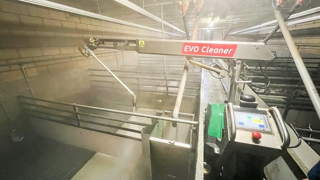 Schweinestall reinigen mit Roboter - mit Desinfektion oder Reinigungsmittel?