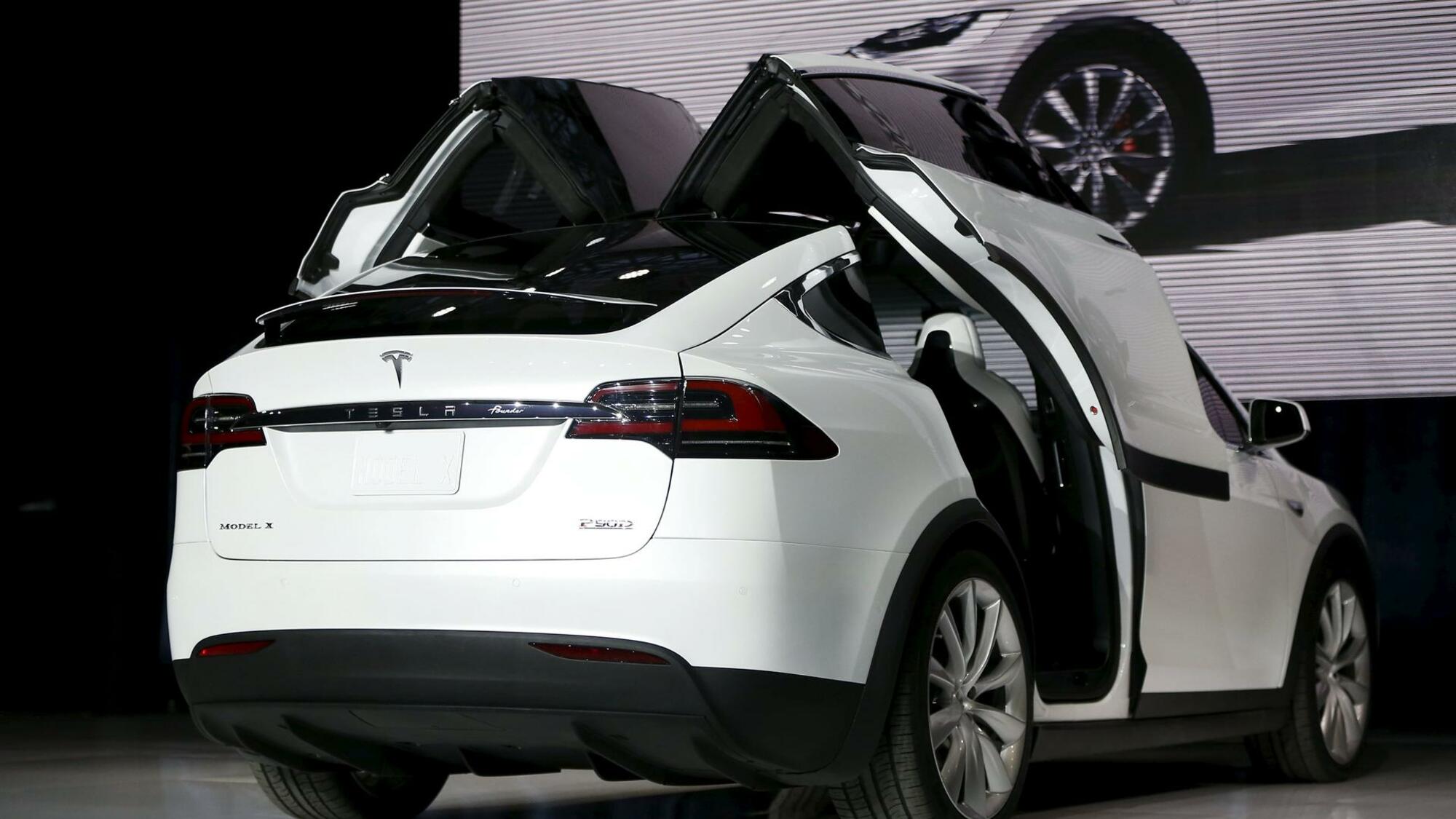 Tesla Model X Elon Musk feiert seinen neuen Wagen