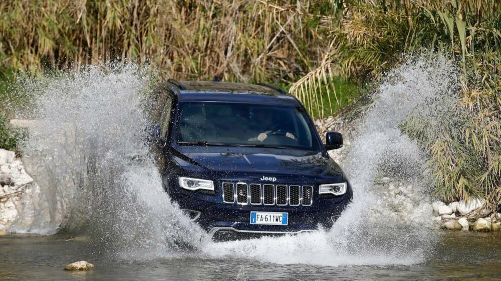 Jeep Grand CherokeeDie Marke Jeep profitiert extrem von dem SUV-Boom der vergangenen Jahre. Nach unten hat sich die Marke mit immer neuen Modellen erweitert. Oben ist der Abschluss aber seit Jahren gleich: Der Grand Cherokee ist das Top-Modell der Marke. Er bringt es aber auf ein zulässiges Gesamtgewicht von 2949 Kilo. Damit ist auf den Gehwegen das Parken nicht mehr möglich. Das wird übrigens durch das "Zeichen 315" erlaubt – das Schild gibt auch an, ob die Autos mit zwei oder vier Rädern auf dem Gehweg parken sollen. Die Grenze von 2,8 Tonnen bleibt davon aber unberührt. Quelle: Fiat