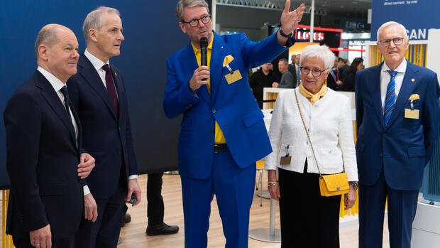 Philip Harting, CEO der HARTING Technologiegruppe, präsentiert gemeinsam mit den Seniorchefs Margrit und Dietmar Harting, dem Bundeskanzler Olaf Scholz und dem norwegischen Ministerpräsidenten Jonas Gahr Støre Produkte für die All Electric Society. // Weiterer Text über ots und www.presseportal.de/nr/120318 / Die Verwendung dieses Bildes für redaktionelle Zwecke ist unter Beachtung aller mitgeteilten Nutzungsbedingungen zulässig und dann auch honorarfrei. Veröffentlichung ausschließlich mit Bildrechte-Hinweis. Quelle: HARTING Stiftung & Co. KG/Kai Reifenberg