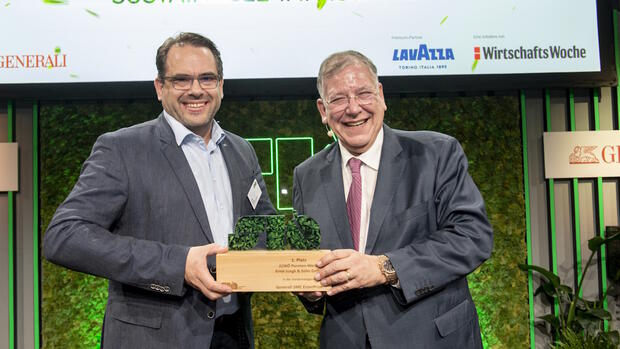 Christoph Ahlhaus, Bundesgeschäftsführer des Mittelstandsverbands BVMW (rechts) überreicht den SIA in der Kategorie Generali SME EnterPrize an Olaf Daum von JUWÖ Poroton-Werke Ernst Jungk & Sohn. Quelle: Marc Steffen Unger