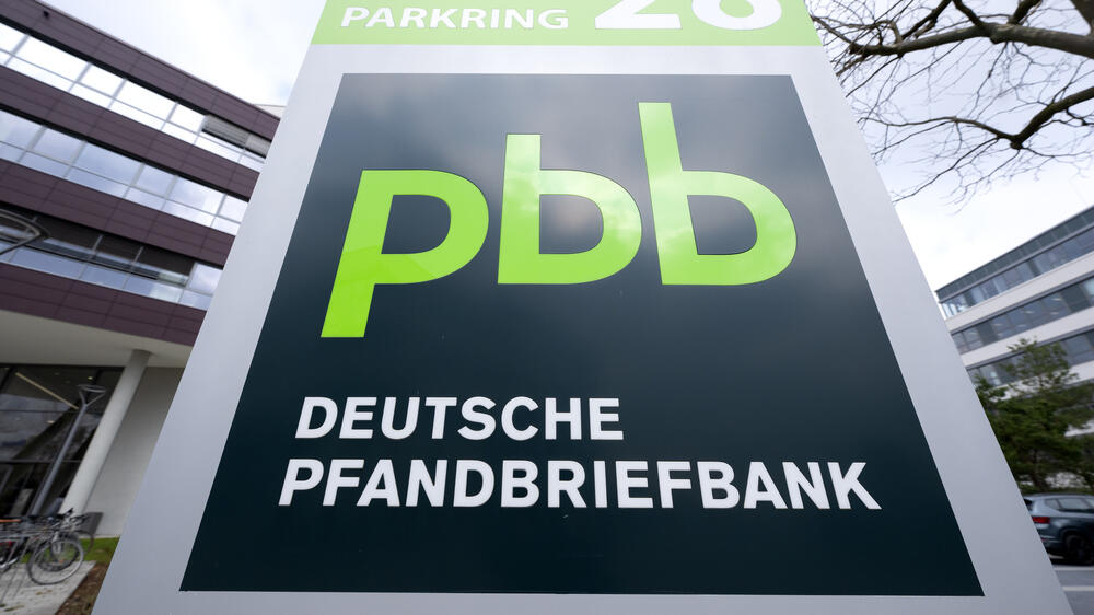 Das Logo der Pfandbriefbank an deren Hauptsitz.  Quelle: dpa