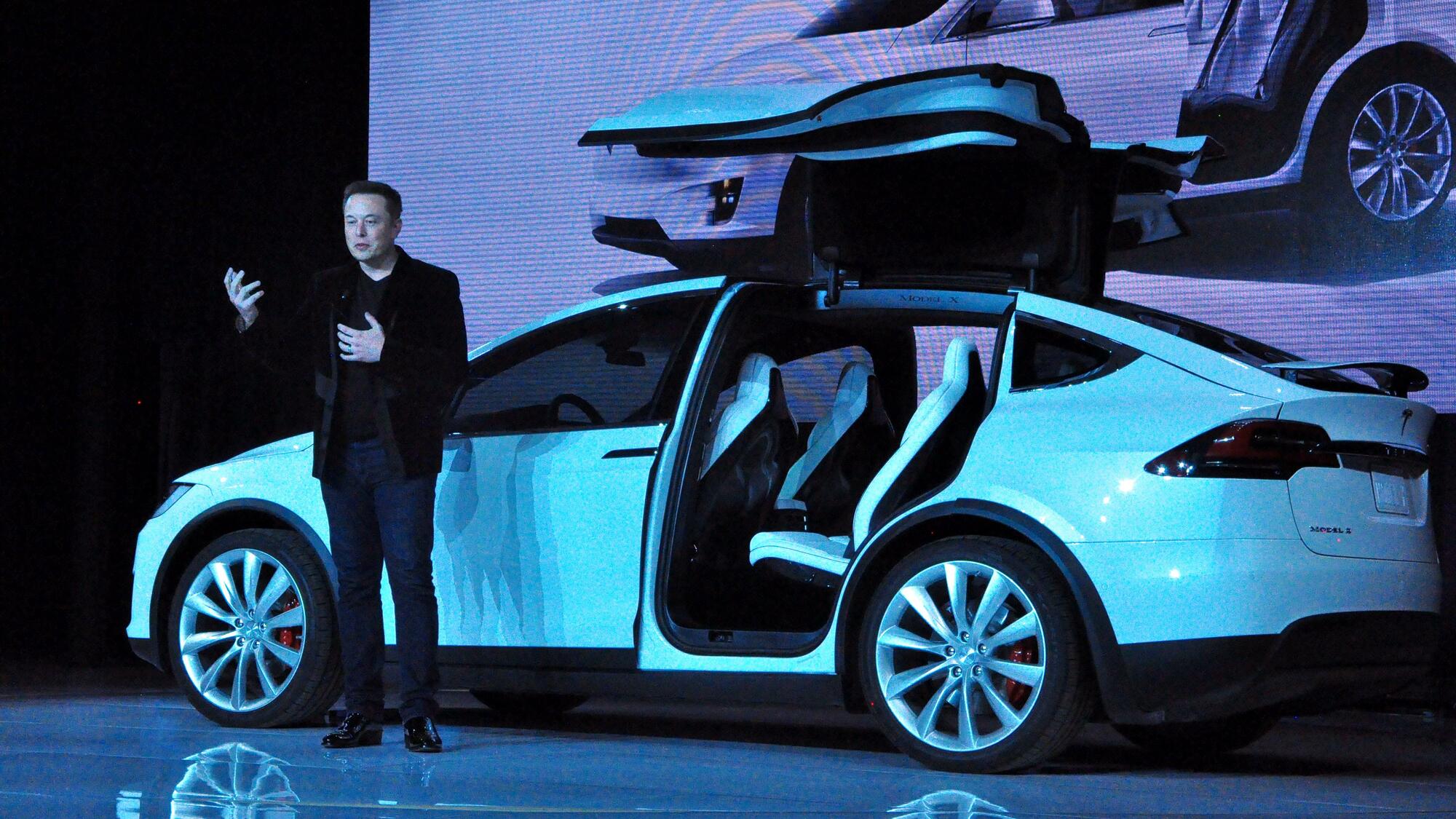 Tesla Model X Elon Musk feiert seinen neuen Wagen