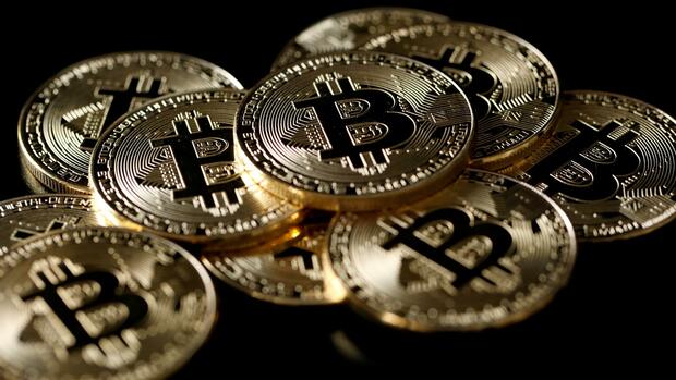 Am Sonntag notierte der Kurs zeitweise bei 49.756 Dollar pro Bitcoin Quelle: REUTERS