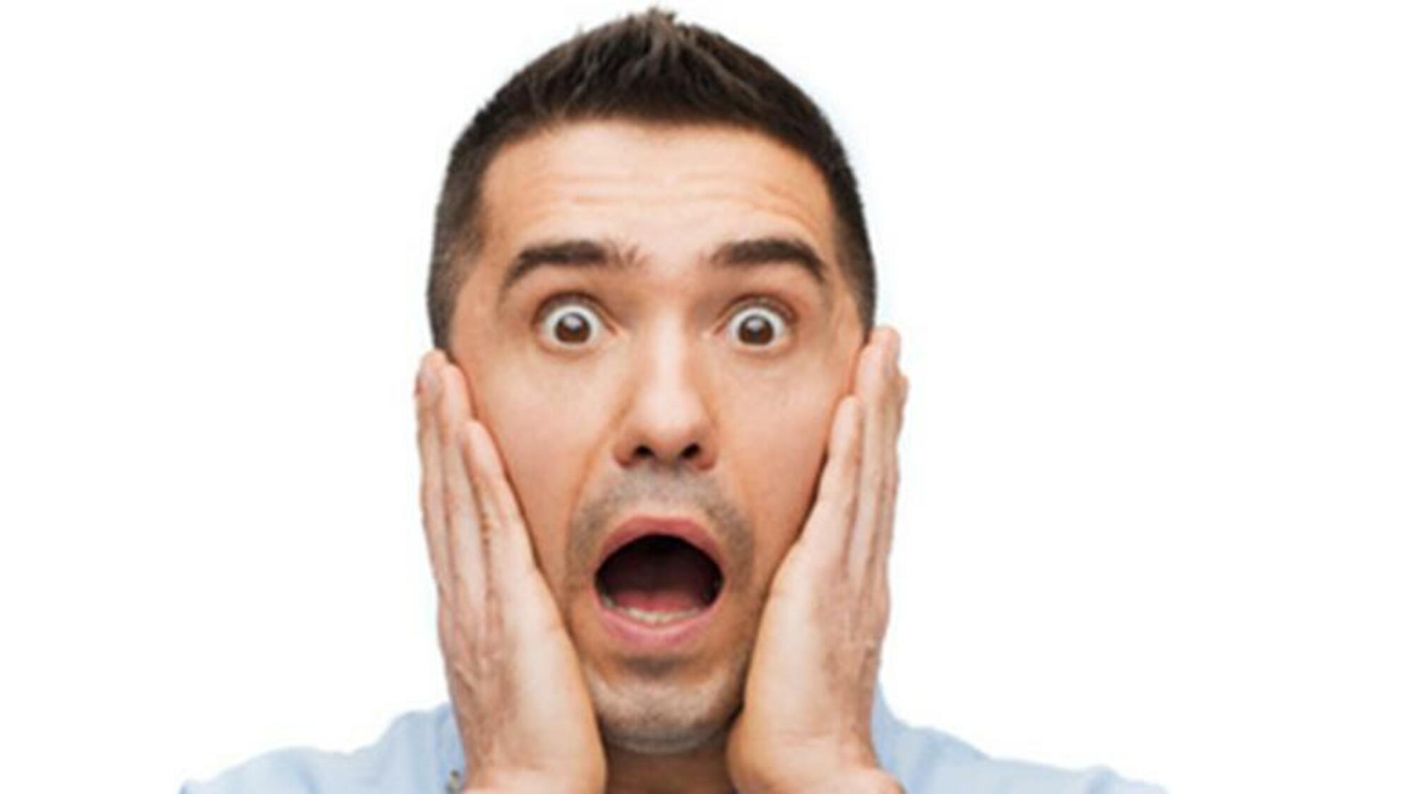 Мужчина эмоции. Испуг на лице. Удивленный парень. Страх эмоция. Гневливый человек.
