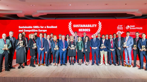 Ausgezeichnet als „Sustainability Heroes“: Die Gewinner des europäischen Nachhaltigkeitspreises „SME EnterPRIZE 2025“ am 26. März 2025 in Brüssel. Stefan Lehmann (7. v. l.), CEO Generali Deutschland, überreichte den Preis zusammen mit Mitgliedern der Generali Group an Britta Linnemann (5. v. l.), Head of Franchise bei vomFASS. Quelle: Frederik Beyens