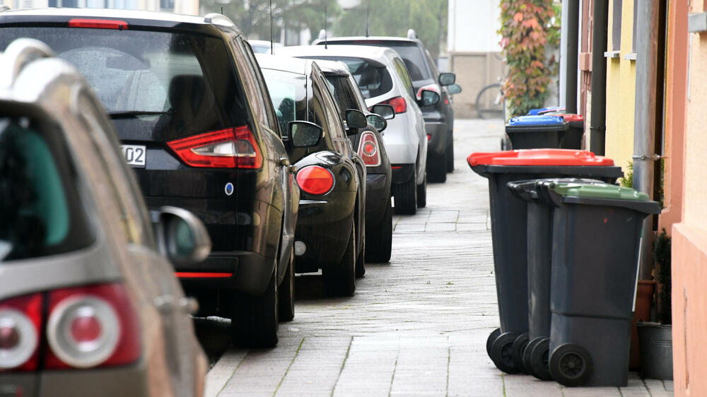 Auf dem Gehweg zu parken gehört nicht nur in Innenstädten zum gewöhnten Anblick. Das ist – mit der entsprechenden Beschilderung – grundsätzlich erlaubt, gilt aber nur für Fahrzeuge mit einem zulässigen Gewicht bis 2,8 Tonnen. Moderne Luxus-SUV liegen aber zum Teil deutlich darüber – die vom Auto Club Europa (ACE) aufgestellte Übersicht zeigt, welche Modelle betroffen sind. Quelle: dpa