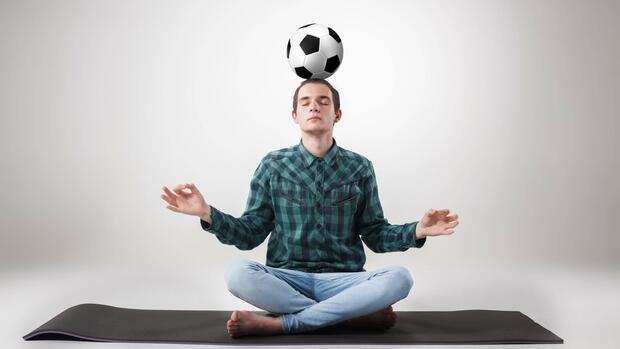 Fußball und Yoga? Passt das zusammen? Quelle: imago images