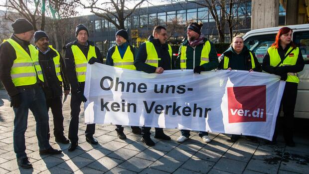 Ein Verdi-Warnstreik im Februar in München. Quelle: imago images