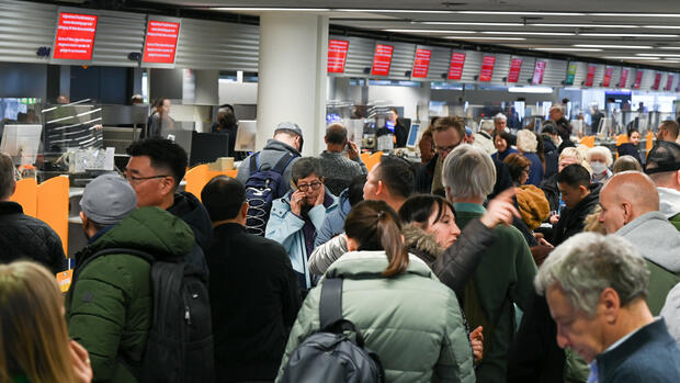 Zahlreiche Fluggäste stehen im Terminal 1 im Flughafen Frankfurt vor einem Informationsschalter der Lufthansa Schlange. Wegen einer IT-Panne beim Lufthansa-Konzern sind am Mittwoch Tausende Passagiere von Verspätungen und Flugausfällen betroffen. Quelle: dpa