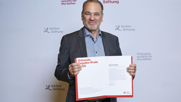 Ausgezeichneter Kampf gegen Plastikmüll: Günther Bonin erhält den Zugabe-Preis 2024 der Körber Stiftung // Weiterer Text über ots und www.presseportal.de/nr/153808 / Die Verwendung dieses Bildes für redaktionelle Zwecke ist unter Beachtung aller mitgeteilten Nutzungsbedingungen zulässig und dann auch honorarfrei. Veröffentlichung ausschließlich mit Bildrechte-Hinweis. Quelle: One Earth - One Ocean/Claudia Höhne