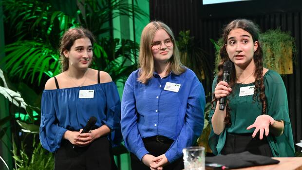 Lena (links) und Hanna Fries (rechts): Die Schülerinnen aus Bayern entwickelten ein innovatives Verfahren zur effizienten Gewinnung des Pflanzennährstoffes Phosphor aus Abwasser. Mit ihrem Umweltprojekt gewannen sie 2022 den Bundeswettbewerb Jugend forscht in der Kategorie Chemie. Den ersten Platz belegten Sie gemeinsam mit ihrer Mitschülerin Hannah Amrhein. Sie erwägen, nach dem Abitur ein Geschäftsmodell aus ihrer Idee zu entwickeln. Quelle: Marc-Steffen Unger