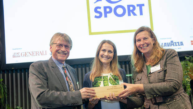 Georg Hofmann und Tina Epple von der Alfred Ritter GmbH nehmen den Preis in der Kategorie Impact of Product von Laudatorin Prof. Petra Moog (rechts) entgegen. Quelle: Marc-Steffen Unger