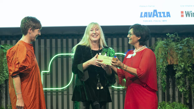 Den Preis in der Kategorie Generali SME EnterPrize überreicht Susanna Bertschi (rechts), Leiterin der Wirtschaftsregion Bayern Süd beim Bundesverband mittelständische Wirtschaft, an Sabine Stein und Gabriele Renner (von links) von pervormance international. Quelle: Marc-Steffen Unger