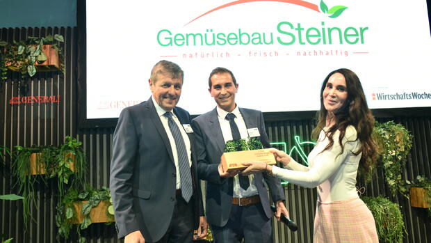 Josef und Wolfgang Steiner (von links) freuen sich über die Auszeichnung in der Kategorie Impact on Earth. Den Award überreicht Laudatorin Prof. Anabel Ternès von Hattburg. Quelle: Marc-Steffen Unger