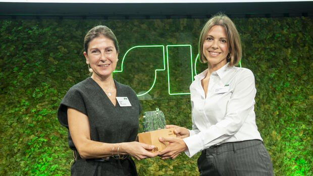 Nadine-Hélène Santiago (rechts) von Weleda erhält den SIA in der Kategorie Impact on Earth von Laudatorin Susanne Wege, Geschäftsführerin für Deutschland und Österreich bei Lavazza. Quelle: Marc Steffen Unger