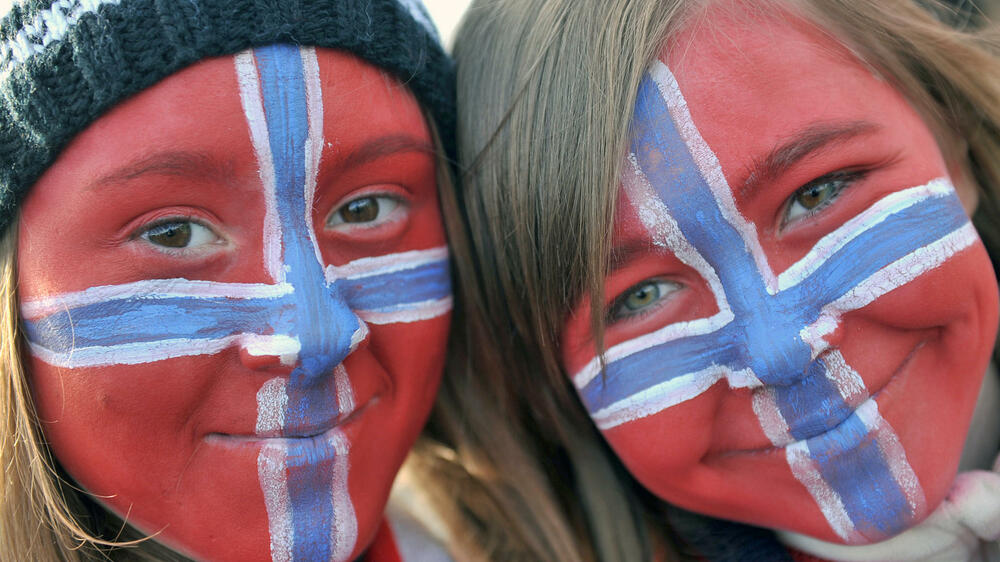 Künftig sollen auch andere ausländische Banken über die Plattform deutschen Kunden Festgeldkonten anbieten. So soll neben einer italienischen und einer portugiesischen Direktbank auch ein Institut aus Norwegen dazu stoßen, das 2,2 Prozent Zinsen für ein einjähriges Festgeld bei einer Mindestanlage von 15.000 Euro anbietet. Allerdings müssen die Kunden in norwegischen Kronen anlegen. Quelle: dpa