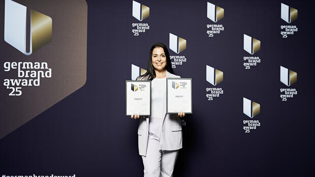 ONESTY COO Constanze Patzig nimmt zwei Auszeichnungen für ONESTY beim German Brand Award 2025 am 26. Juni 2025 in Berlin entgegen. // Weiterer Text über ots und www.presseportal.de/nr/170223 / Die Verwendung dieses Bildes für redaktionelle Zwecke ist unter Beachtung aller mitgeteilten Nutzungsbedingungen zulässig und dann auch honorarfrei. Veröffentlichung ausschließlich mit Bildrechte-Hinweis. Quelle: ONESTY Finance GmbH