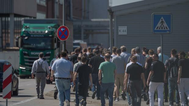 Hessen, Rüsselsheim: Opel-Mitarbeiter kommen am Donnerstagmittag zur einberufenen Betriebsversammlung. Quelle: dpa