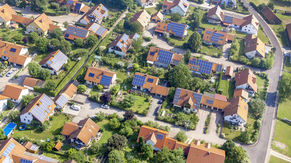 Ein energieautarkes Haus benötigt eigene Energiequellen, etwa Photovoltaik und Solarthermie. Die finden sich bislang vor allem auf Eigenheimen. Bei Mehrfamilienhäusern steht oft noch die Wärmedämmung im Vordergrund, um den Verbrauch möglichst niedrig zu halten. Beide Varianten sind oft unwirtschaftlich. Aber es gibt neue Konzepte. Quelle: imago images