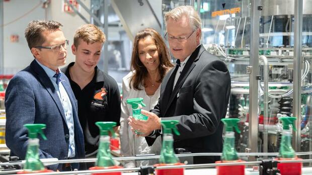 Reinhard Schneider mit Mitarbeitern von Werner & Mertz. Quelle: PR