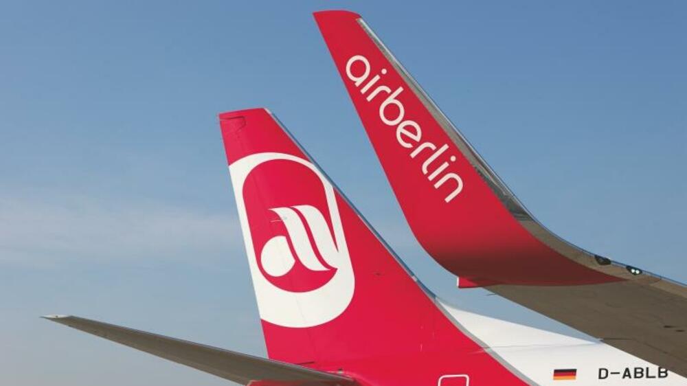 Air Berlin rühmt sich, ein der jüngsten Flotten Europas zu haben. Durch den regelmäßigen Austausch bleibe man technisch stets auf dem neuesten Stand und könne so gewährleisten, dass die Flotte sparsam, sicher und umweltschonend bleibe – heißt es zumindest auf der Air-Berlin-Homepage. Doch das ist nur die eine Seite: Die Flugzeuge können so häufig ausgetauscht werden, weil Air Berlin die Flugzeuge gar nicht mehr besitzt: Im Juli wurde bekannt, dass die Airline das letzte eigene Flugzeug verkauft hat und nur noch mit geleasten Flugzeugen unterwegs ist. Was alles in Air-Berlin-Lackierung durch die Lüfte fliegt. Quelle: PR