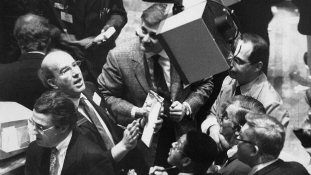 Der 19. Oktober 1987 ging als Black Monday in die Börsengeschichte ein. Händler an der Wall Street mussten auf den Monitoren mit ansehen, wie der Dow Jones allein an diesem Tag 508 Zähler verlor. Quelle: Getty Images