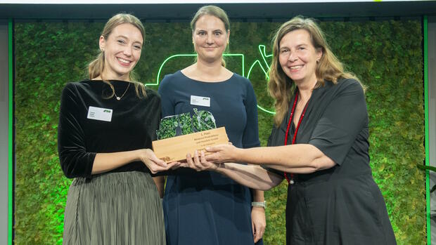 SIA-Jurorin Prof. Petra Moog (rechts) überreicht den Award in der Kategorie Impact of Corporate Sustainable Governance an Stella Eichhorst (Mitte) und Laura Hauk von Alnatura. Quelle: Marc Steffen Unger