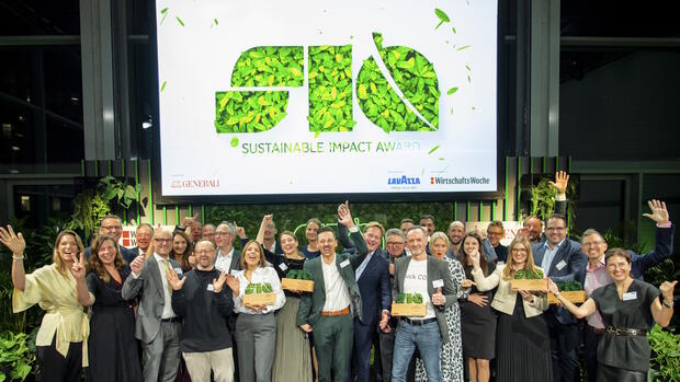 Sie haben allen Grund zum Jubeln: Vertreter der beim Sustainable Impact Award prämierten Unternehmen freuen sich über die Auszeichnung. Quelle: Marc Steffen Unger