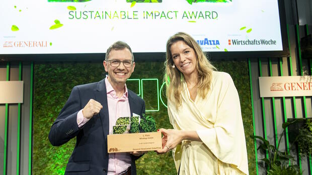 Trevor Brown von Windlegs freut sich über den Award in der Kategorie Generali NewComer EnterPrize, den ihm Jurorin Jill Küberling-Jost überreicht. Quelle: Marc Steffen Unger