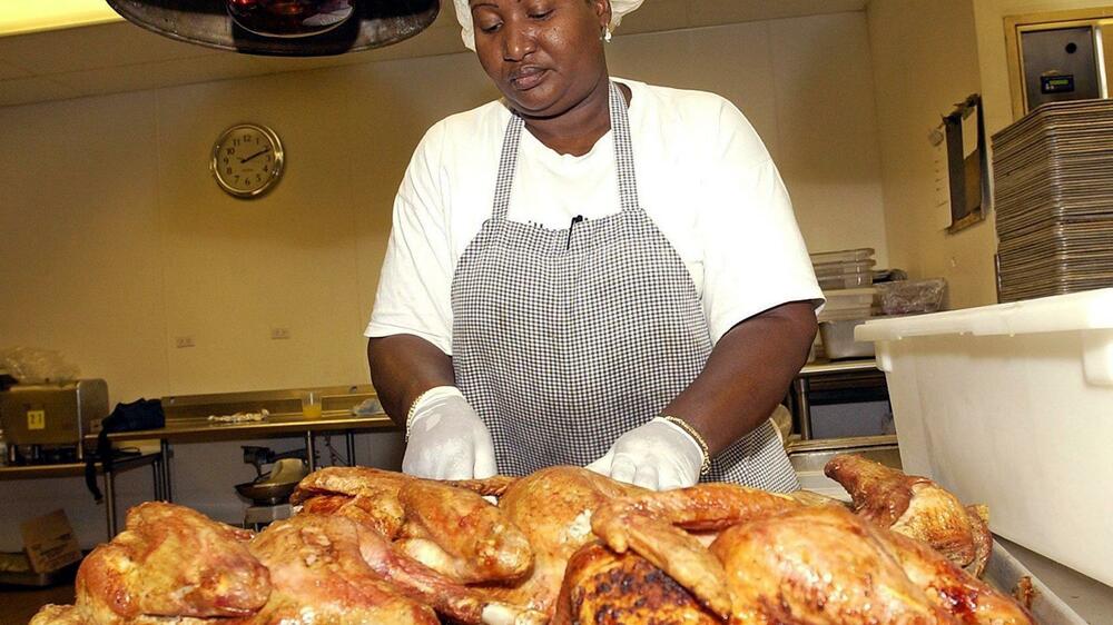 USAViele Truthähne, die das amerikanische Erntedankfest „Thanksgiving“ überlebt haben, kommen zu Weihnachten auf den Tisch. Auch gebackener Schinken ist auf vielen Tafeln zu finden. Immer dabei sind Süßigkeiten, gern „Christmas-Cookies“ nach Familienrezepten. Quelle: dpa Picture-Alliance 