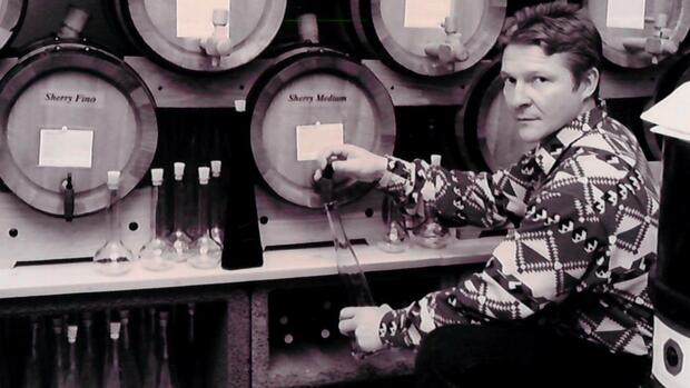 Nachhaltigkeit mit Tradition: Unternehmensgründer Johannes Kiderlen füllte schon 1994 Produkte in mitgebrachte oder wiederverwendbare Glasflaschen. Quelle: vomFASS