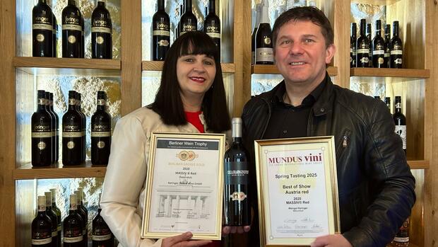 Urkunde Grand Gold Berliner Weintrophy und Best of Show Mundus Vini für Massiv Red 2020 Quelle: Weingut Keringer, zur uneingeschränkten Nutzung freigegeben !