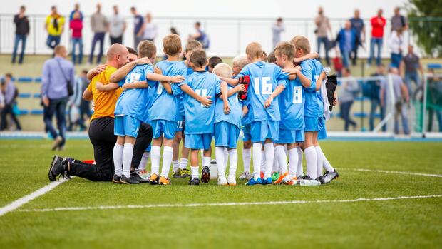 Wenn Geld knapp ist, können Zuschüsse helfen, Kindern die Mitgliedschaft in einem Sportverein zu ermöglichen. Quelle: Adobe Stock