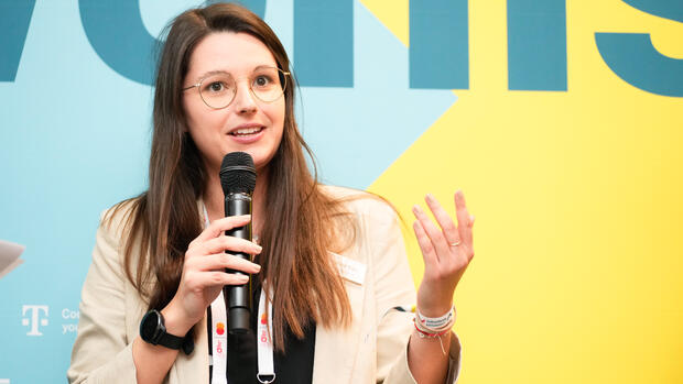 Franziska Eder, Head of Sustainability und Menschenrechtsbeauftragte der Generali Deutschland, betonte in der Panel-Runde die strategische Bedeutung des Themas Nachhaltigkeit. Quelle: Hans Christian Plambeck