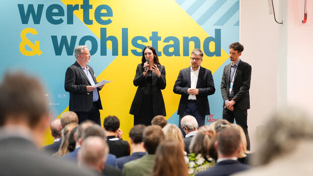Diskussionsrunde „Nachhaltige Unternehmensführung im Mittelstand – Gewinnt!“ mit: Melanie Kramp-Gerstner, Chief Customer Officer der Generali Deutschland, Sven Jung, Director Economic Analysis & Financial Planning des Handelsblatt Research Institute (Zweiter v.r.), Max Kettner, Mitglied der Bundesgeschäftsleitung des Bundesverbandes mittelständische Wirtschaft (r.), sowie [nicht im Bild] Franziska Eder, Head of Sustainability und Menschenrechtsbeauftragte der Generali Deutschland, und Britta Linnemann, Head of Franchise bei vomFASS. Quelle: Hans Christian Plambeck