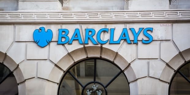 Barclays Bank Filiale mit Logo – Anbieter der Barclays Visa Kreditkarte AB