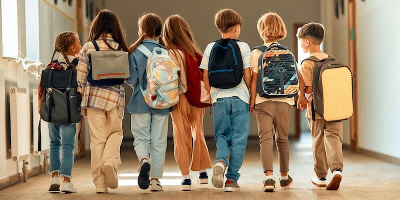 Schüler laufen durch den Schulflur – Symbolbild für das Thema Berufsunfähigkeitsversicherung für Kinder AB